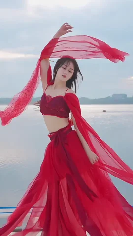 男生半夜不睡觉偷偷看B站