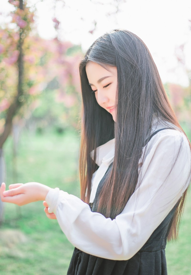 一个人女的和多个男的聊天
